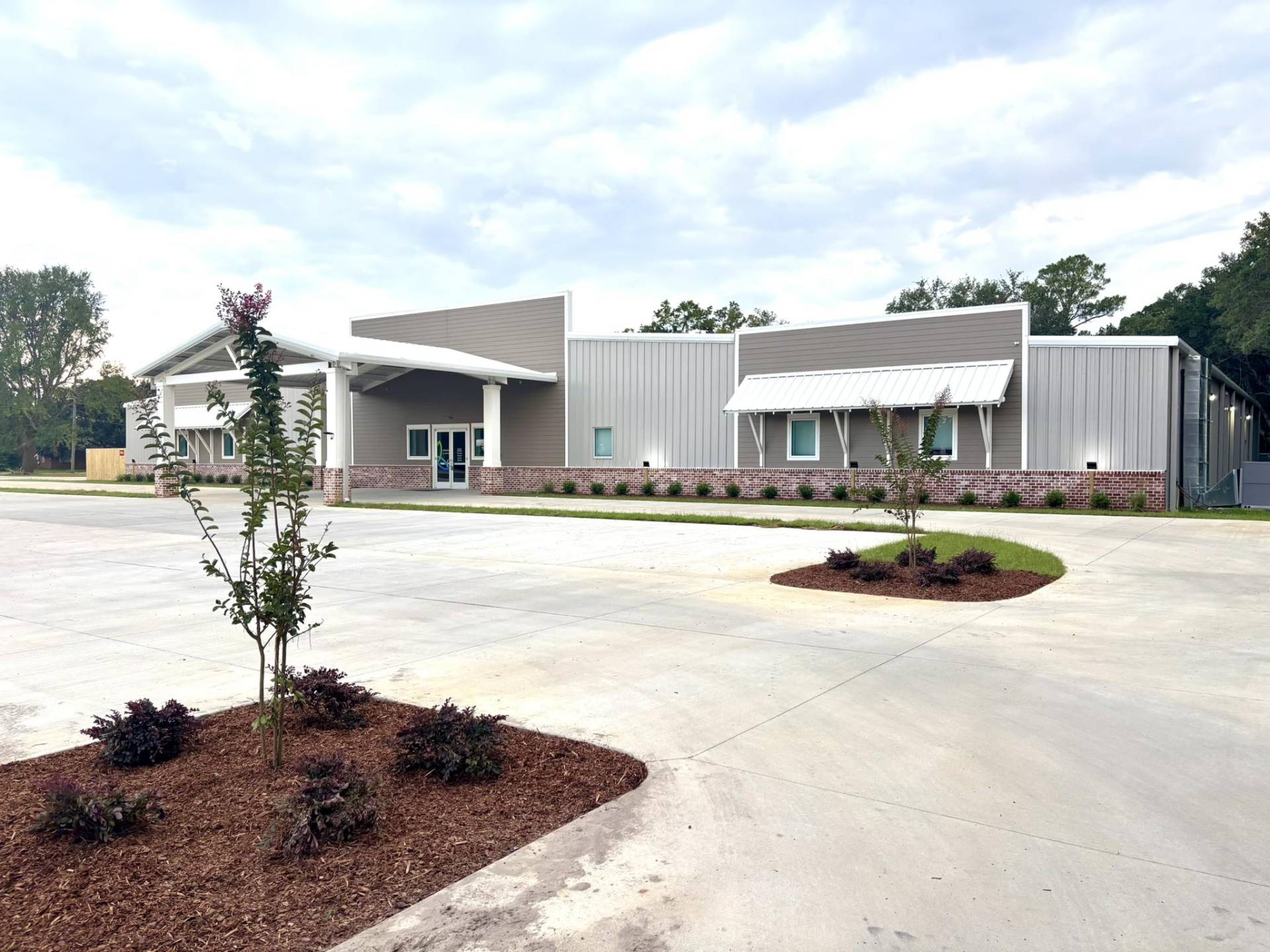 The front entrance and drive of the In The Zone Long Beach campus